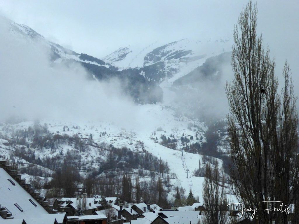 P1320135 1024x768 - Se casi acaba marzo nevando en Cerler (Valle de Benasque).