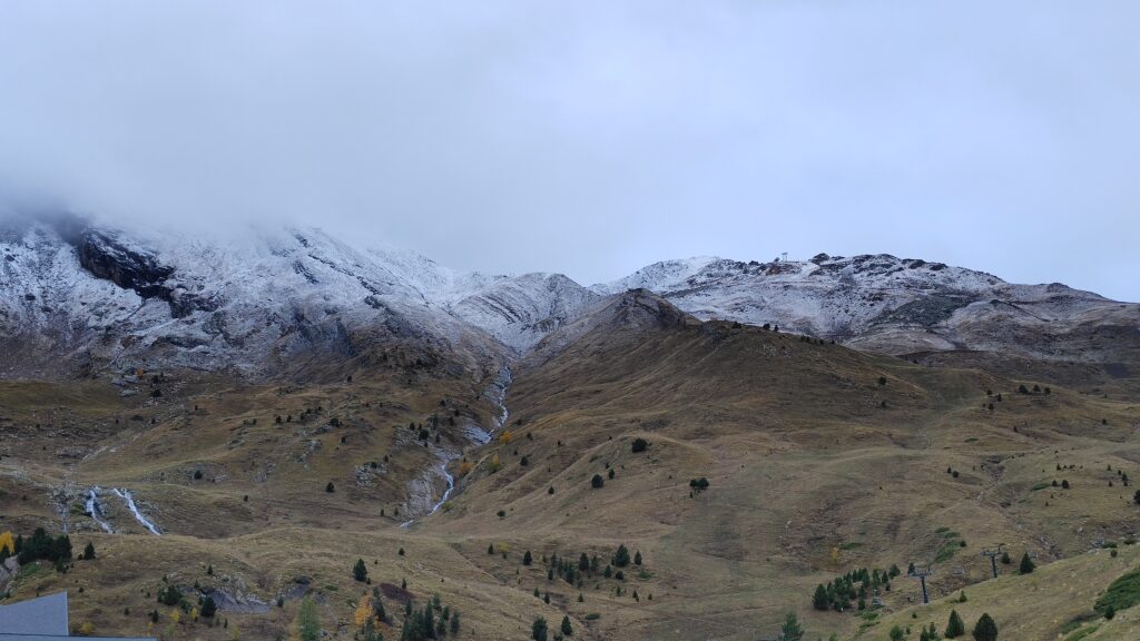 Sonrisas y nieve otoñal en Cerler