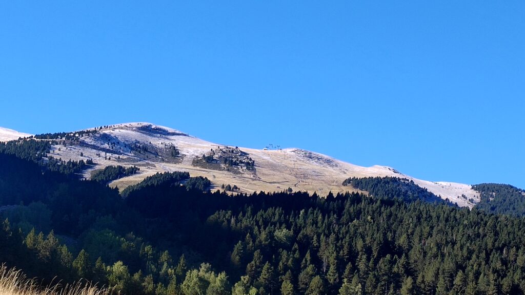 Otoño se inicia con nevadas en el Valle de Benasque y Cerler.